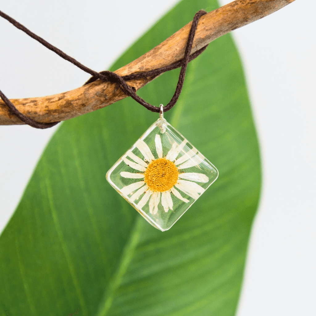 Pingente de resina com flor margarida natural, cordão marrom, joia artesanal.