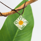 Pingente de resina com flor margarida natural, cordão marrom, joia artesanal.