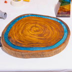 tábua de corte resinada artesanal de madeira com detalhe azul brilhante