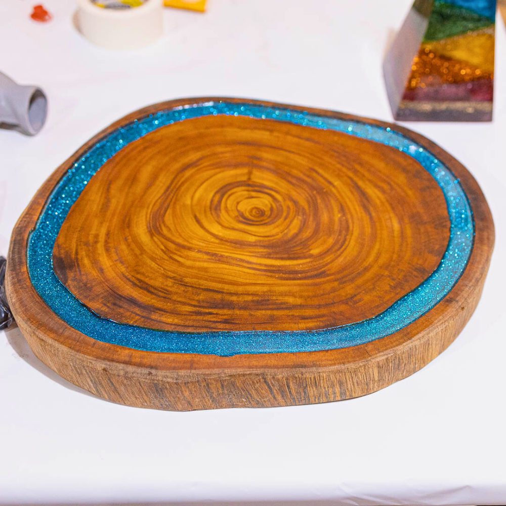 tábua de corte resinada artesanal de madeira com detalhe azul brilhante