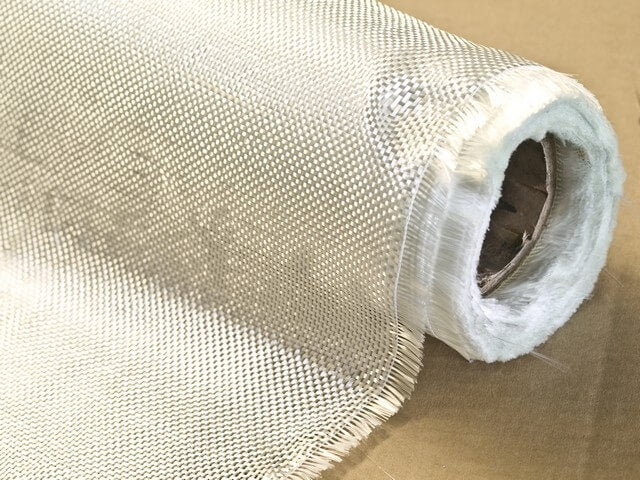Rolo de tecido de fibra de vidro, textura tramada, usado em reforço estrutural